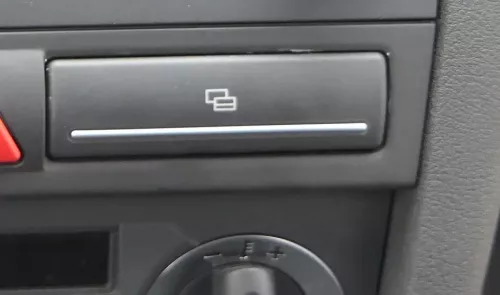 Audi A3 8P Ablagefach Fach Ablage vorne Armaturenbrett Mittelkonsole 8P0941561F (101104)