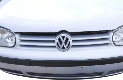VW Golf 4 Grill Kühlergrill VW Zeichen Logo silber LB7Z (103136)