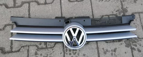 VW Golf 4 Grill Kühlergrill VW Zeichen Logo silber LB7Z (103136)