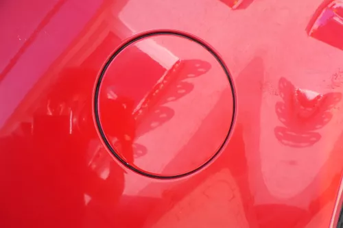 VW Golf 4 Limousine Tankdeckel Deckel Tank Tankverschluß rot LP3G (104426)