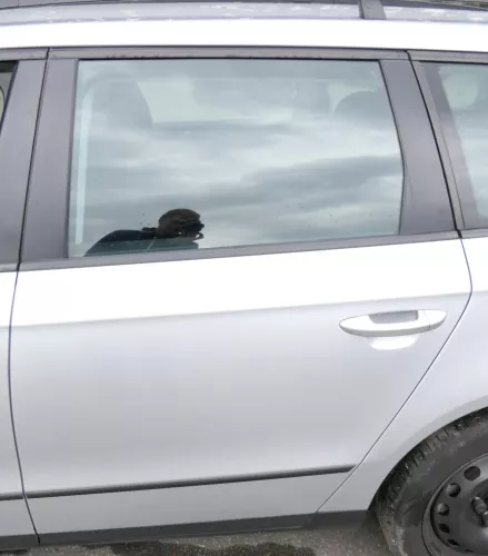 VW Passat 3C Kombi Variant Tür hinten links silber LA7W - OHNE Anbauteile