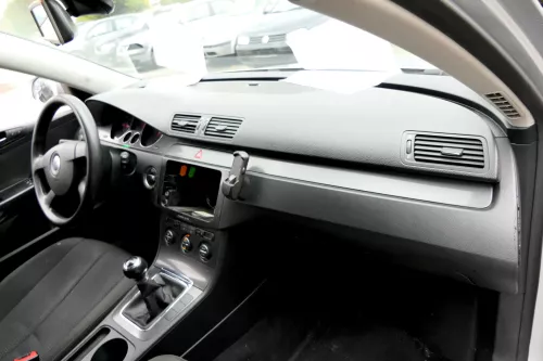 VW Passat 3C Armaturenbrett schwarz OHNE Anbauteile schwarz mit handy