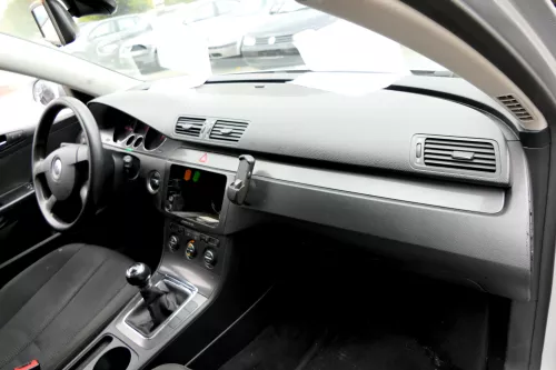 VW Passat 3C Armaturenbrett schwarz OHNE Anbauteile schwarz mit handy (108353)
