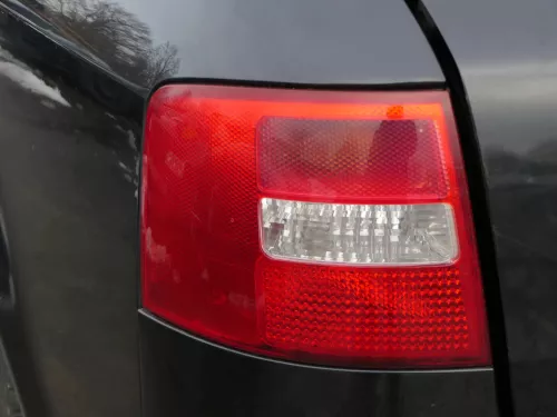 Audi A6 4B Kombi Avant Rücklicht hinten links Heckleuchte 4B9945095F Lampenträge (110316)