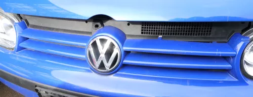 VW Golf 4 Grill Kühlergrill VW Zeichen Logo blau LW5Z (110381)