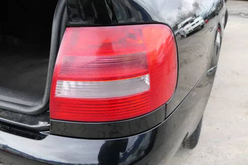 Audi A4 B5 Limousine hinten rechts Rückleuchte original Facelift 8D0945096
