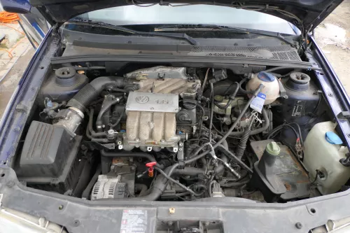 VW Golf 3 Vento Krümmer Abgaskrümmer 1.6 74kw 101PS AFT AKS Motor (112623)