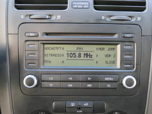 VW Golf 5 Radio CD Player Original RCD300 BVX 1K0035186P mit Code (114160)