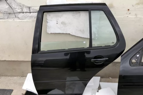 VW Golf 4 Limousine Tür hinten links schwarz L041 (KEINkombi) (115041)