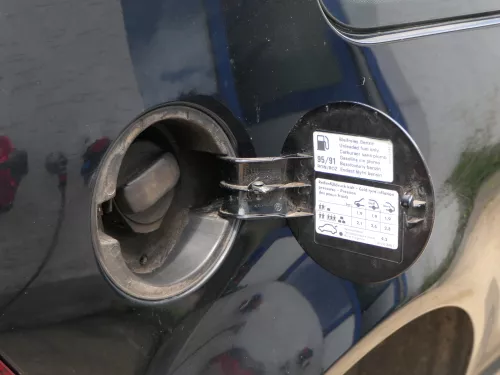 VW Golf 4 Limousine Tankdeckel Deckel Tank Tankverschluß schwarz L041 (115491)