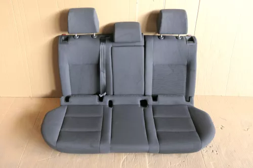 VW Golf 5 V Sitz Sitze hinten Rückbank Rücksitzbank 3 Punkt Gurt Lehne dunkel (116358)