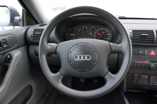 Audi A3 8L A6 4B A4 Lenkrad 4-Speichen 8L0419091P (ohne den Airbag)
