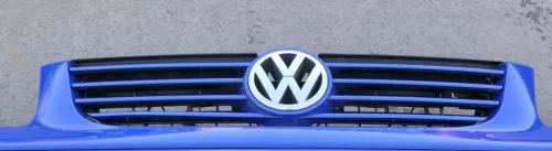VW Polo 6N2 VW Zeichen Kühlergrill Grill blau LA5C (126801)