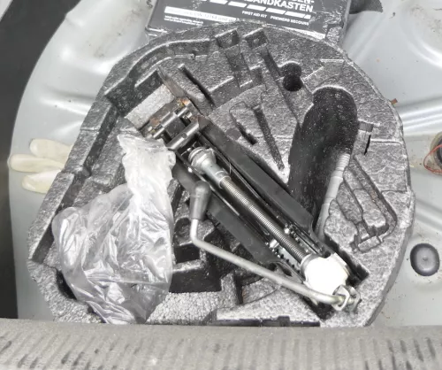 VW Jetta 1K Bordwerkzeug Pannenset Wagenheber Abschleppöse Schlüssel (128699)