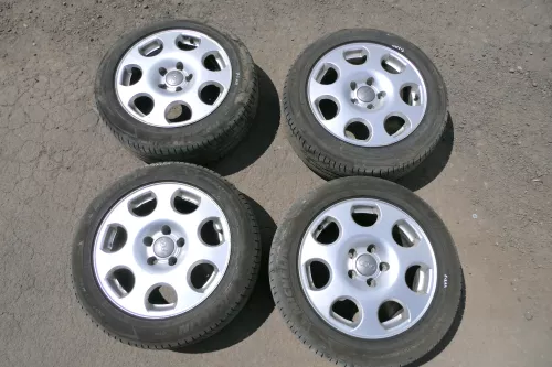Audi A4 8E Alufelgen original 205/55 ZR16 91V 7j x16H2 ET43 8E0601025F Reifen (130407)