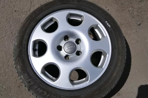 Audi A4 8E Alufelgen original 205/55 ZR16 91V 7j x16H2 ET43 8E0601025F Reifen (130407)