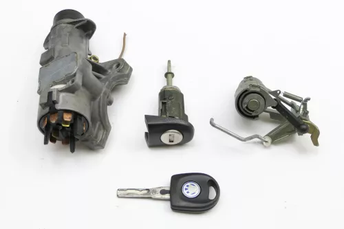VW Golf 4 Limo Schloßsystem 1x Türschloß 1x Schlüssel Zündschloß Heckschloß OHNE (142386)