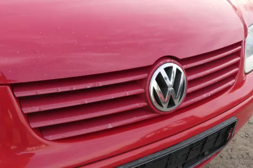 VW Polo 6N2 VW Zeichen Kühlergrill Grill rot LP3G flashrot (151813)