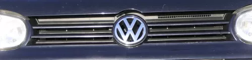 VW Golf 4 Grill Kühlergrill VW Zeichen Logo schwarz LC9Z blackmagic (152036)
