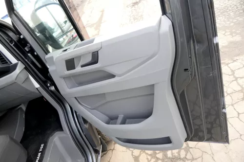 VW Crafter 7C MAN TGE Türverkleidung Verkleidung Tür vorne rechts grau  (153151)