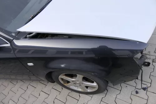 Audi A6 4B Kotflügel vorne rechts schwarz LZ9W (bis ca.Mitte 2001 passend  Delle (155740)