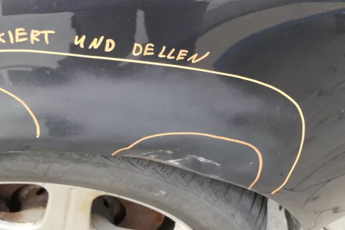 Audi A6 4B Kotflügel vorne rechts schwarz LZ9W (bis ca.Mitte 2001 passend  Delle (155740)