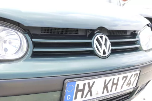 VW Golf 4 Grill Kühlergrill mit VW Zeichen Logo grün LC6M (155931)