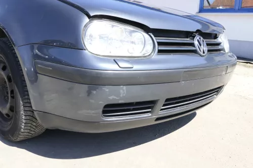 VW Golf 4 Stoßstange vorne Frontstoßstange Stoßfänger grau LC7V SWR + Kappen (156261)