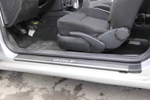 VW Golf 4 Einstiegsleisten rechts + links vorne 2/3-Türer vy E Kamei chrom silbe