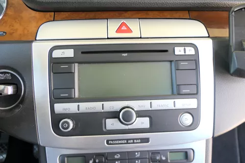 VW Passat 3C Golf 5 1K Navi Navigationssystem RNS 300 mit Code Radio CD Player (157029)