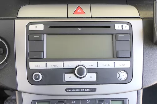 Passat 3C Mittelkonsole Verkleidung Radio Klappe Abdeckung Dekor silber/schwarz (157664)