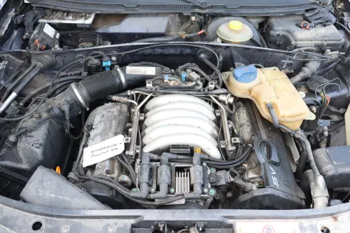 A4 B5 A6 Klimaleitung Kältemittelschlauch 6 Zylinder V6 Motor Klima 8D0260707AH 