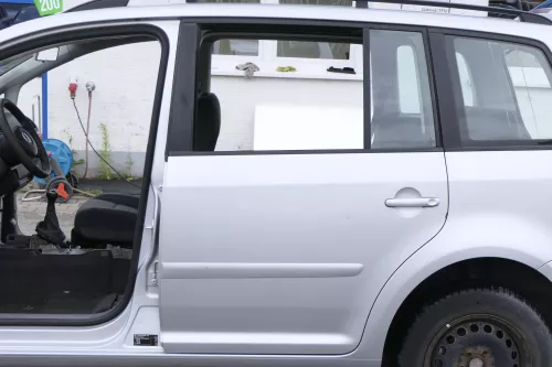 VW Touran 1T 1T3 Tür hinten links grau silber LA7W und Scheibe reflexsilber dd (158177)