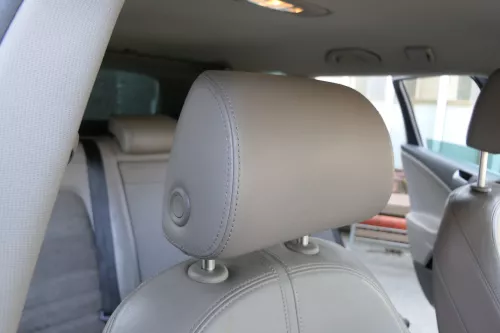 VW Passat 3C Kopfstütze Sitz Sitze vorne rechts Leder braun latte macchiato (158296)