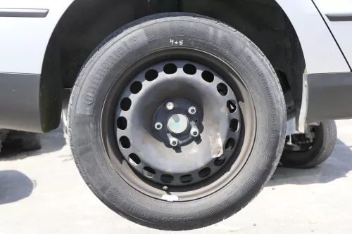 2x VW Golf 6 A3 8P 205/55 R16 91H Sommerreifen Felgen 6,5jx16H2 ET42 ca.4-5mm (158307)