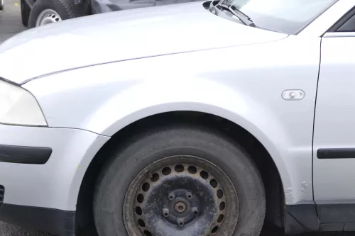 VW Passat 3BG 3B6 Kotflügel vorne links silber LA7W (Blinkerloch) - ROST