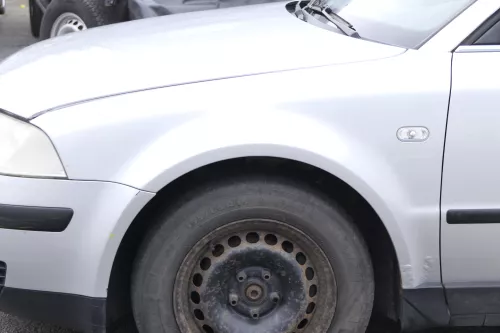 VW Passat 3BG 3B6 Kotflügel vorne links silber LA7W (Blinkerloch) - ROST (158374)