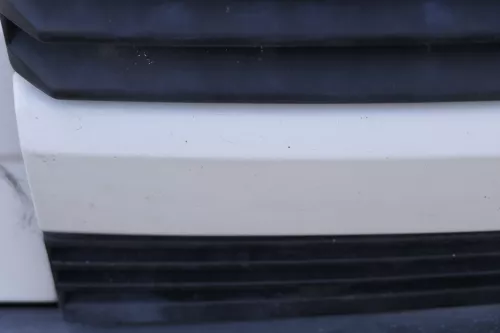 VW T4 kurze Version Grill Kühlergrill VW Zeichen Logo weiß 701853653 (158382)