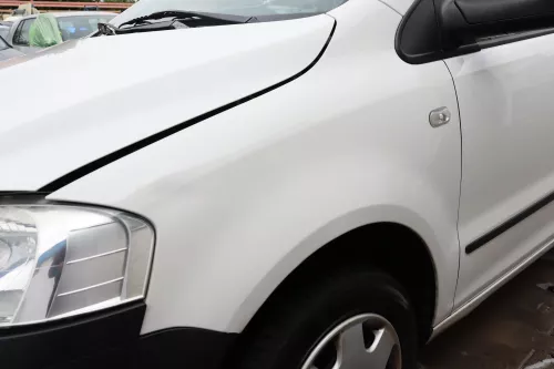 VW Fox Kotflügel vorne links weiß LB9A - Delle (159021)