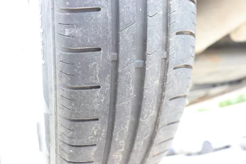 VW Polo 9N Felgen Reifen 165/70 R14 81T Sommerreifen ca. 4-6mm OHNE RADKAPPEN (159040)