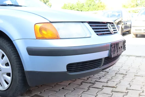 VW Passat 3B Stoßstange vorne Frontstoßstange Stoßfänger blau LL5Y Grill (159121)