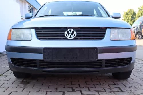 VW Passat 3B Stoßstange vorne Frontstoßstange Stoßfänger blau LL5Y Grill (159121)