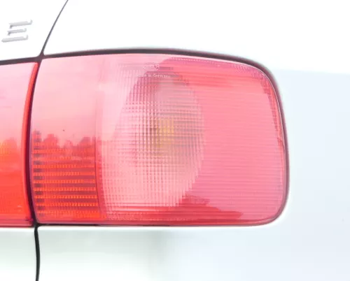 Audi 80 Limousine hinten rechts außen Rückleuchte original 