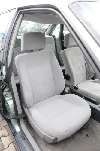 Audi 80 Sitz Fahrersitz vorne links +rechts Beifahrersitz (159887)