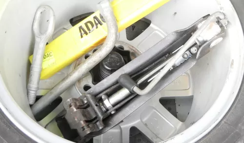 VW Golf 5 1K 6 Plus Bordwerkzeug Pannenset Wagenheber für Ersatzrad Notrad (162659)