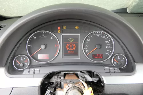Audi A4 8E B7 Tacho Tachometer Kombiinstrument 8e0920932 243.000KM TDI Diesel (162976)
