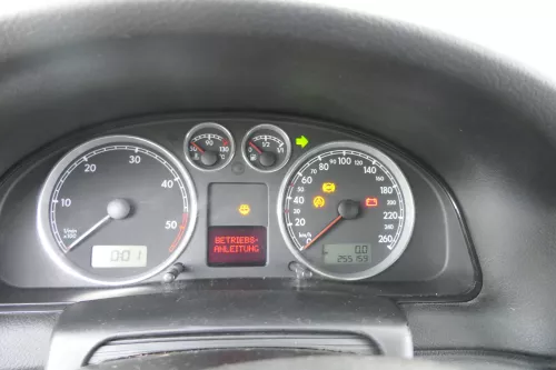 VW Passat 3BG Tacho Tachometer Kombiinstrument 255.000km 3B0920829A Diesel TDI (164960)