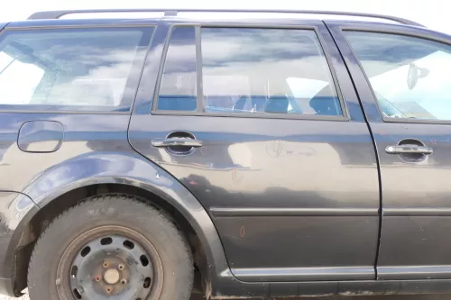 VW Golf 4 Bora Tür hinten rechts nur Kombi / Variant schwarz LC9Z -ohne Anbautei (166214)