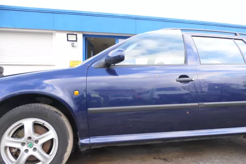 Skoda Octavia 1U Kombi + Limo Tür vorne links Fahrertür blau LF5U 9460 ohne Anba (166697)