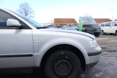 VW Passat 3B Kotflügel vorne rechts silber LB7Z grau - Rost (166902)